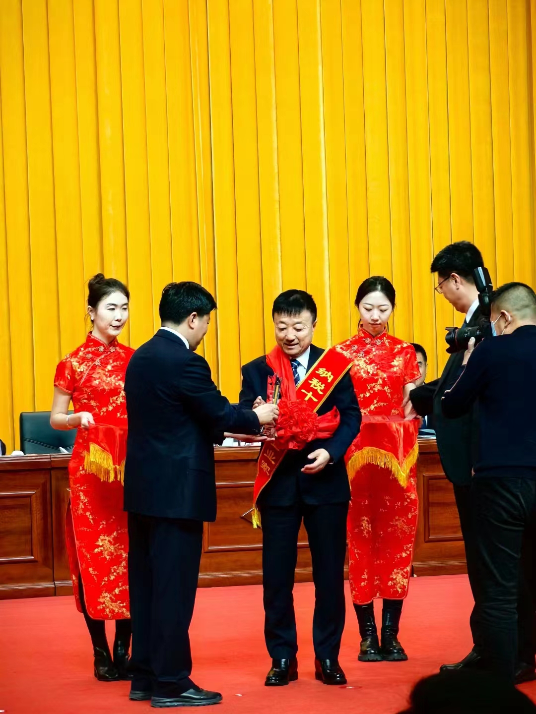 《全市民营经济大会》暨2023年度民营企业纳税十强表彰大会在葫芦岛市文化宫隆重召开，董事长赵立君先生代表集团上台领奖(图3)